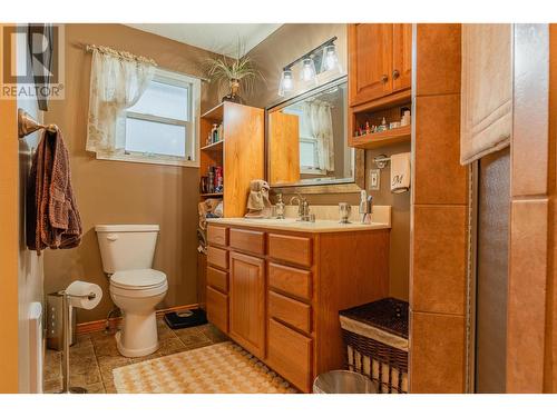 64 Moller Road, Fruitvale, BC - Indoor Photo Showing Bathroom