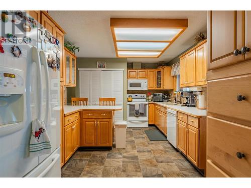 64 Moller Road, Fruitvale, BC - Indoor Photo Showing Kitchen