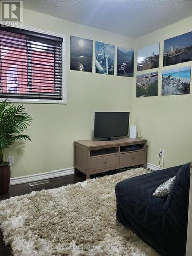 Main Fl - 32 Harnworth Drive, Toronto, ON - Indoor Photo Showing Bedroom