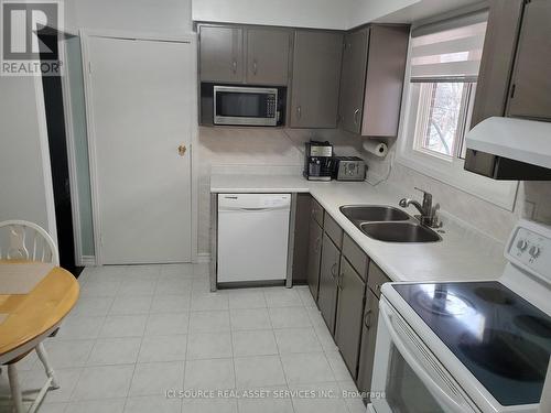 Main Fl - 32 Harnworth Drive, Toronto, ON - Indoor Photo Showing Kitchen With Double Sink