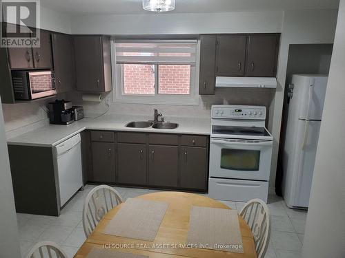 Main Fl - 32 Harnworth Drive, Toronto, ON - Indoor Photo Showing Kitchen With Double Sink