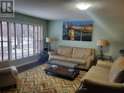 Main Fl - 32 Harnworth Drive, Toronto, ON - Indoor Photo Showing Living Room