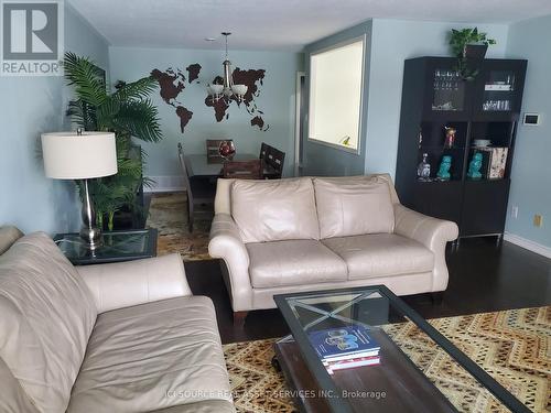 Main Fl - 32 Harnworth Drive, Toronto, ON - Indoor Photo Showing Living Room