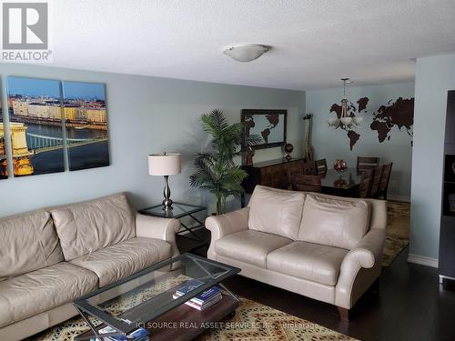 Main Fl - 32 Harnworth Drive, Toronto, ON - Indoor Photo Showing Living Room