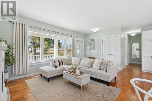 128 Queen Street, Newmarket, ON - Indoor Photo Showing Living Room