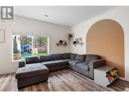 482 Similkameen Avenue, Princeton, BC - Indoor Photo Showing Living Room