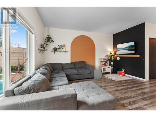 482 Similkameen Avenue, Princeton, BC - Indoor Photo Showing Living Room