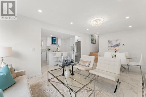 122 Longford Drive, Newmarket, ON - Indoor Photo Showing Living Room