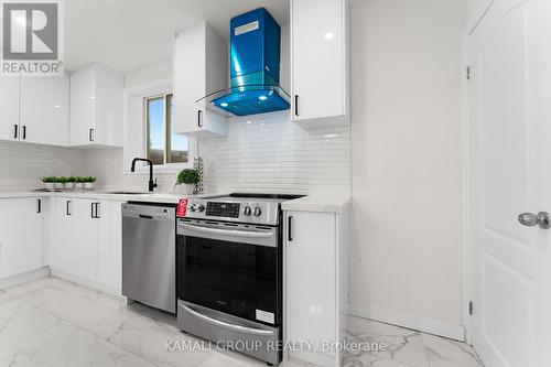 122 Longford Drive, Newmarket, ON - Indoor Photo Showing Kitchen