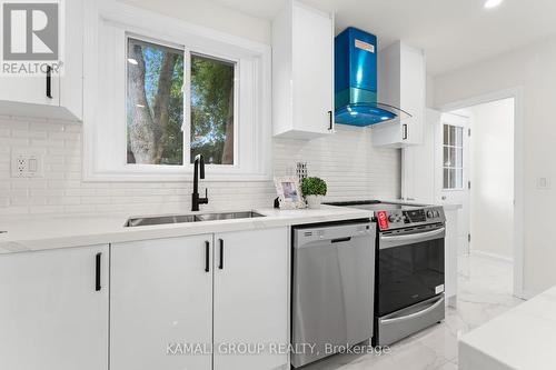 122 Longford Drive, Newmarket, ON - Indoor Photo Showing Kitchen With Upgraded Kitchen