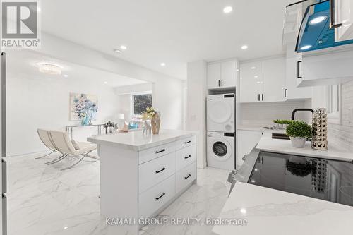 122 Longford Drive, Newmarket, ON - Indoor Photo Showing Kitchen