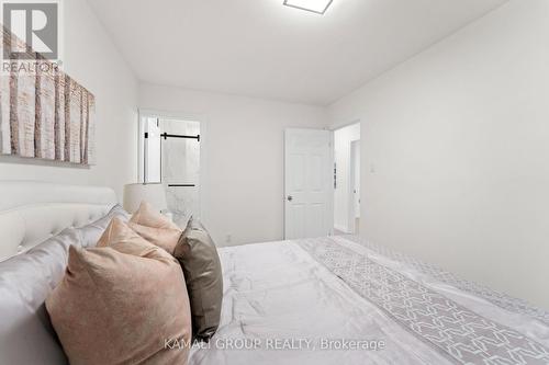 122 Longford Drive, Newmarket, ON - Indoor Photo Showing Bedroom