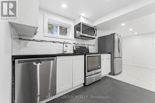 122 Longford Drive, Newmarket, ON - Indoor Photo Showing Kitchen