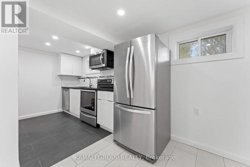 122 Longford Drive, Newmarket, ON - Indoor Photo Showing Kitchen