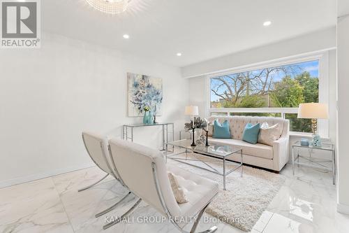 122 Longford Drive, Newmarket, ON - Indoor Photo Showing Living Room