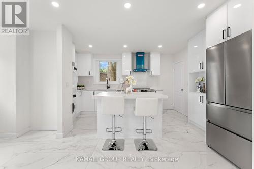 122 Longford Drive, Newmarket, ON - Indoor Photo Showing Kitchen