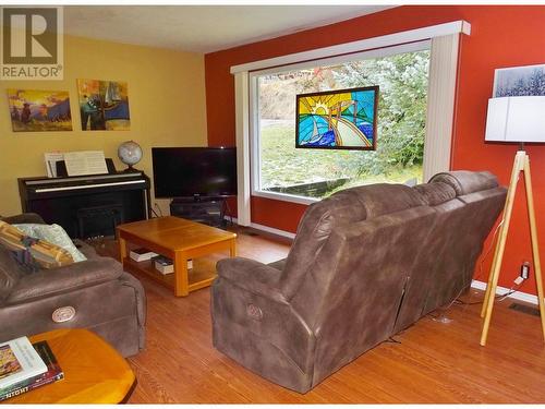 2057 Cook Avenue, Rossland, BC - Indoor Photo Showing Living Room