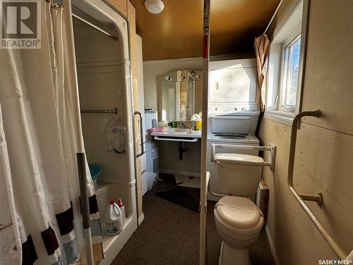 101 4Th Avenue W, Gravelbourg, SK - Indoor Photo Showing Laundry Room