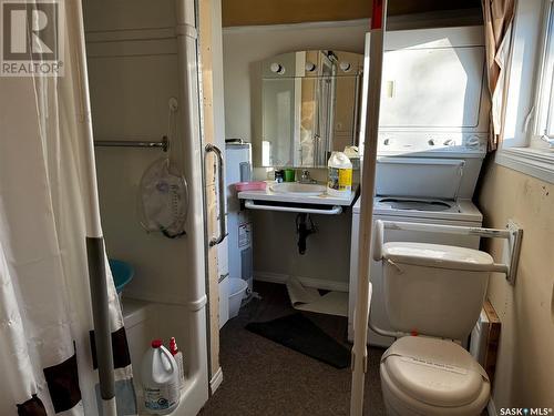 101 4Th Avenue W, Gravelbourg, SK - Indoor Photo Showing Laundry Room