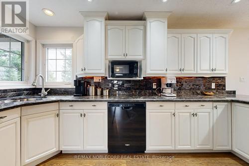 286194 County Rd 10, Mono, ON - Indoor Photo Showing Kitchen With Double Sink