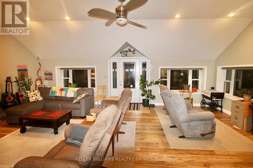 401838 Grey County Road 4, West Grey, ON - Indoor Photo Showing Living Room