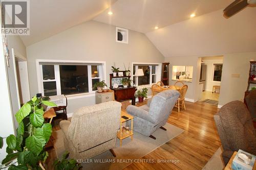 401838 Grey County Road 4, West Grey, ON - Indoor Photo Showing Living Room