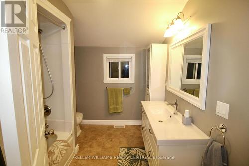 401838 Grey County Road 4, West Grey, ON - Indoor Photo Showing Bathroom