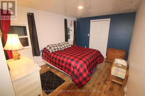 401838 Grey County Road 4, West Grey, ON - Indoor Photo Showing Bedroom