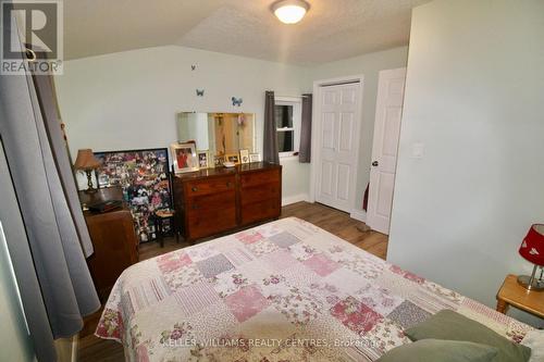 401838 Grey County Road 4, West Grey, ON - Indoor Photo Showing Bedroom