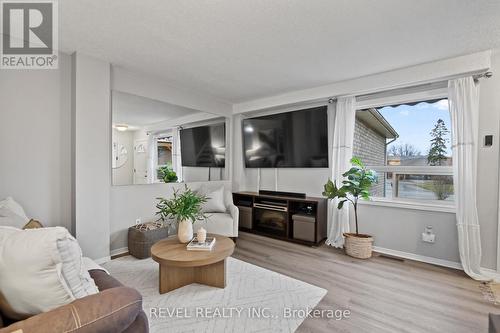 1409 Ritson Road S, Oshawa, ON - Indoor Photo Showing Living Room