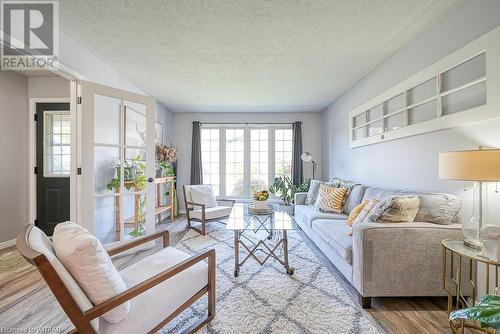 18 Windemere Avenue, Tillsonburg, ON - Indoor Photo Showing Living Room