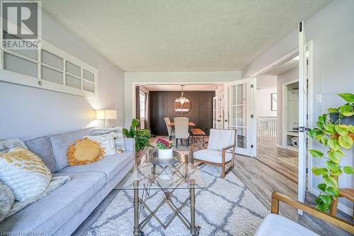 18 Windemere Avenue, Tillsonburg, ON - Indoor Photo Showing Living Room