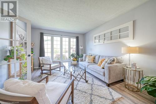 18 Windemere Avenue, Tillsonburg, ON - Indoor Photo Showing Living Room