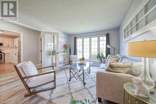 18 Windemere Avenue, Tillsonburg, ON - Indoor Photo Showing Living Room