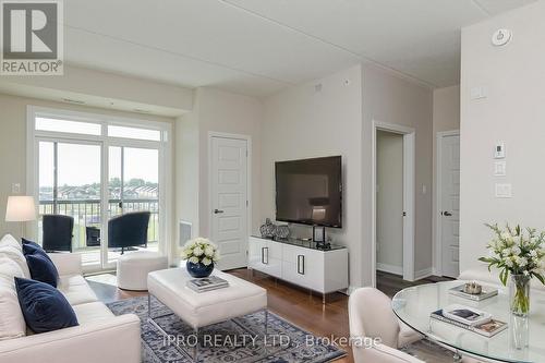 628 - 610 Farmstead Drive, Milton, ON - Indoor Photo Showing Living Room