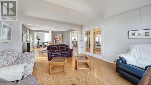 15 Bayside Court W, London, ON - Indoor Photo Showing Living Room