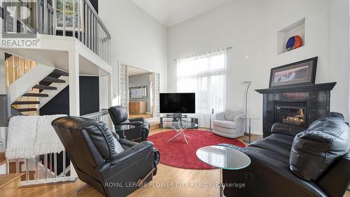 15 Bayside Court W, London, ON - Indoor Photo Showing Living Room With Fireplace