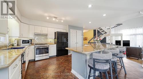 15 Bayside Court W, London, ON - Indoor Photo Showing Kitchen With Upgraded Kitchen