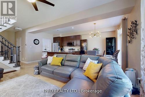 80 Oakhaven Place, Hamilton, ON - Indoor Photo Showing Living Room