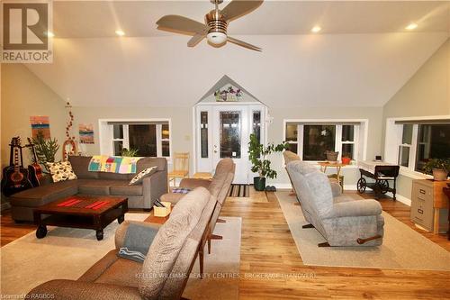 401838 Grey County Rd 4, West Grey, ON - Indoor Photo Showing Living Room