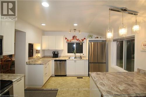 401838 Grey County Rd 4, West Grey, ON - Indoor Photo Showing Kitchen With Upgraded Kitchen