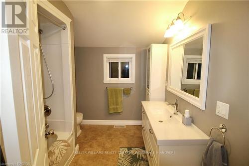 401838 Grey County Rd 4, West Grey, ON - Indoor Photo Showing Bathroom