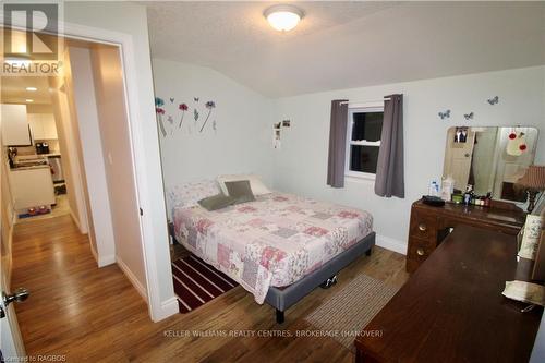 401838 Grey County Rd 4, West Grey, ON - Indoor Photo Showing Bedroom