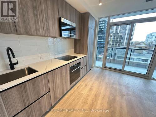 610 - 117 Broadway Avenue, Toronto, ON - Indoor Photo Showing Kitchen