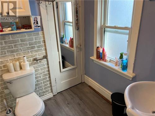 378 Pine Street, Sudbury, ON - Indoor Photo Showing Bathroom