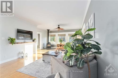 2081 Franche Road, The Nation, ON - Indoor Photo Showing Living Room