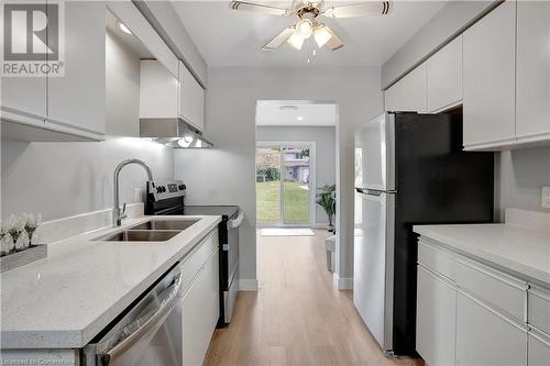 405 Kingscourt Drive Unit# 4, Waterloo, ON - Indoor Photo Showing Kitchen With Stainless Steel Kitchen With Double Sink