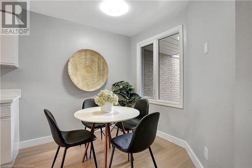 405 Kingscourt Drive Unit# 4, Waterloo, ON - Indoor Photo Showing Dining Room