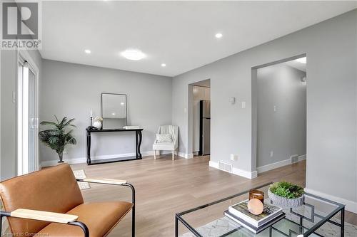 405 Kingscourt Drive Unit# 4, Waterloo, ON - Indoor Photo Showing Living Room