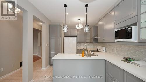 1035 Beatrice Street E, Oshawa, ON - Indoor Photo Showing Kitchen With Upgraded Kitchen